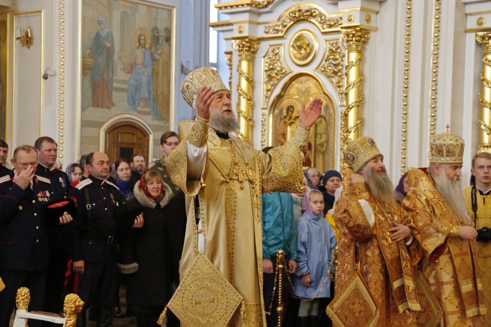 В кафедральном соборе в честь святого праведного воина Феодора Ушакова сонм архиереев совершил Божественную Литургию